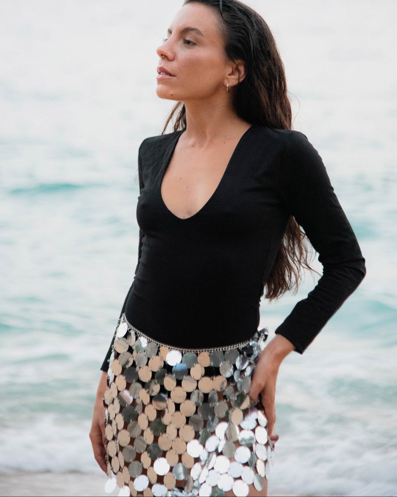 Disc sequin skirt in silver chrome. Party look, festival rave outfit